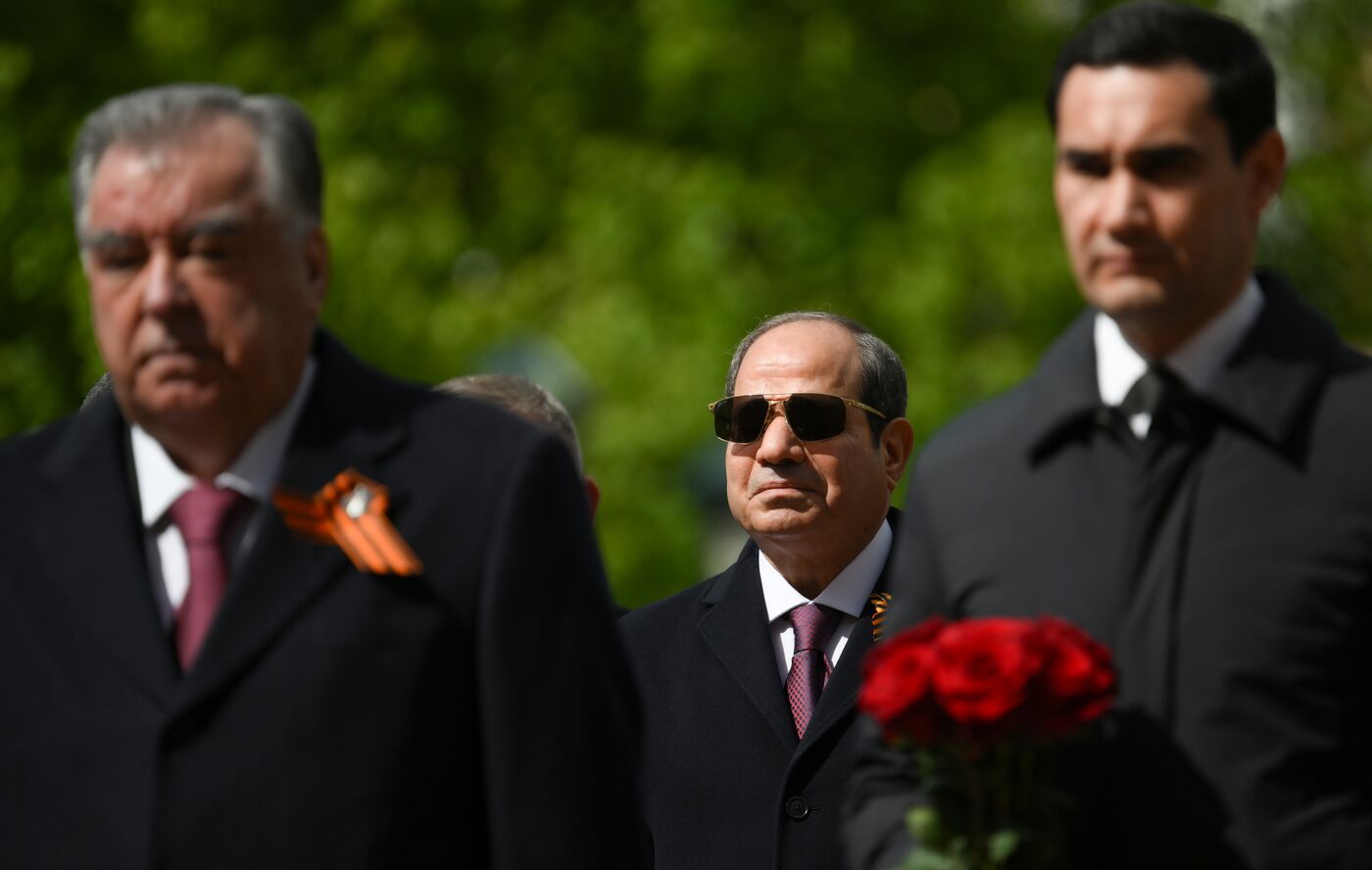 Церемония возложения цветов к Могиле Неизвестного солдата