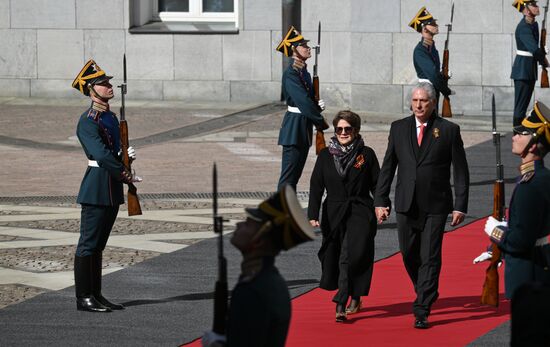 Президент Кубы Мигель Диас-Канель (в центре) и его супруга Лис Куеста Пераса прибыли в Кремль на встречу с президентом РФ Владимиром Путиным перед военным парадом, посвященном 80-летию Победы. 9 мая Россия отмечает 80-летие Победы в Великой Отечественной войне 1941-1945 годов. Место: Россия, Москва. Автор: Алексей Даничев/РИА Новости. Встреча президента РФ В. Путина и иностранных лидеров