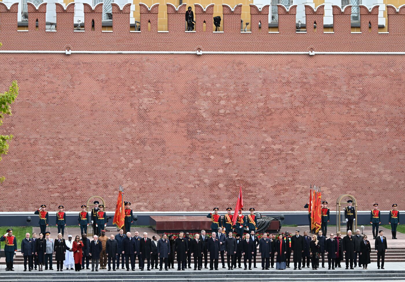 Церемония возложения цветов к Могиле Неизвестного солдата