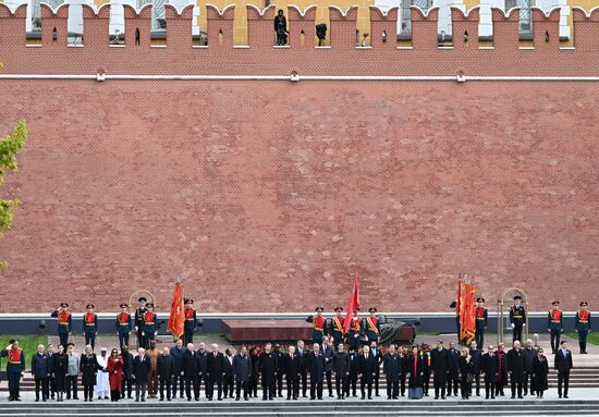 Церемония возложения цветов к Могиле Неизвестного солдата