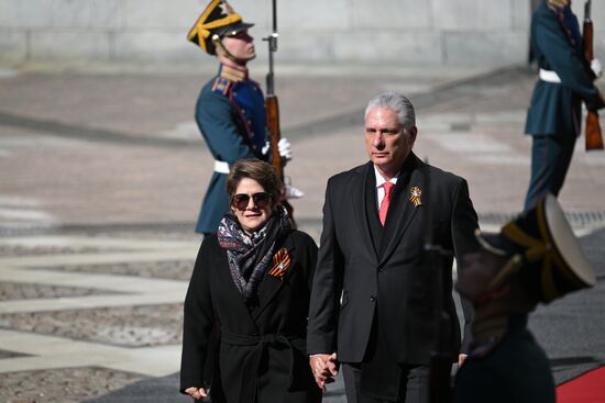 Президент Кубы Мигель Диас-Канель (в центре) и его супруга Лис Куеста Пераса прибыли в Кремль на встречу с президентом РФ Владимиром Путиным перед военным парадом, посвященном 80-летию Победы. 9 мая Россия отмечает 80-летие Победы в Великой Отечественной войне 1941-1945 годов. Место: Россия, Москва. Автор: Алексей Даничев/РИА Новости. Встреча президента РФ В. Путина и иностранных лидеров