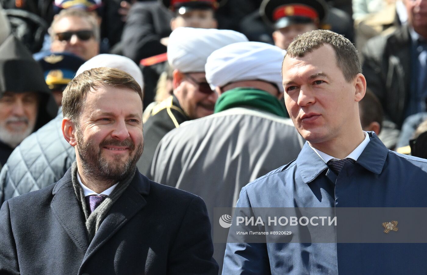 Официальные лица на военном параде в честь 80-летия Победы