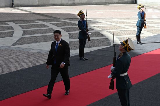 Президент Монголии Ухнаагийн Хурэлсух прибыл в Кремль на встречу с президентом РФ Владимиром Путиным перед военным парадом, посвященном 80-летию Победы. 9 мая Россия отмечает 80-летие Победы в Великой Отечественной войне 1941-1945 годов. Место: Россия, Москва. Автор: Алексей Даничев/РИА Новости. Встреча президента РФ В. Путина и иностранных лидеров