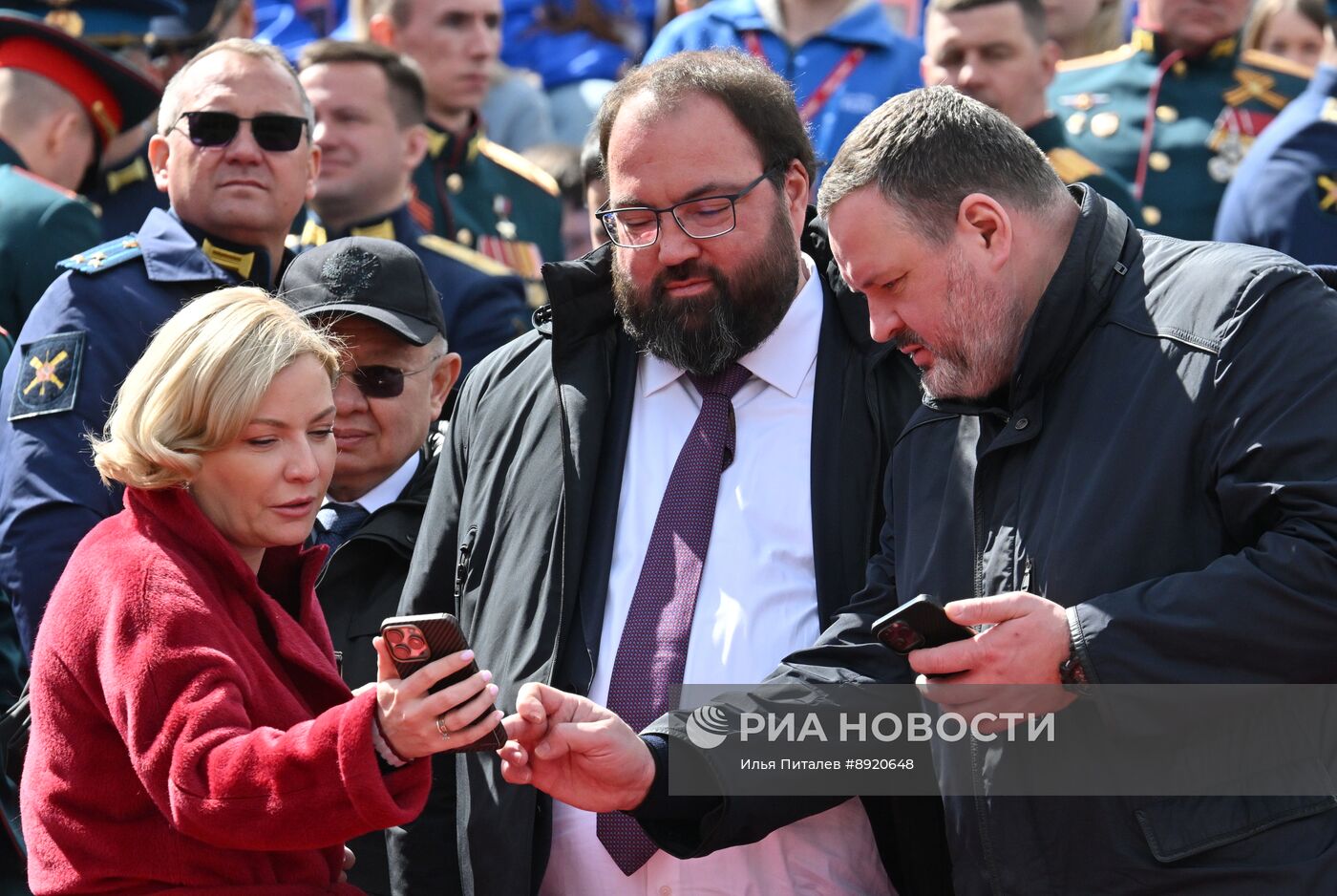 Официальные лица на военном параде в честь 80-летия Победы