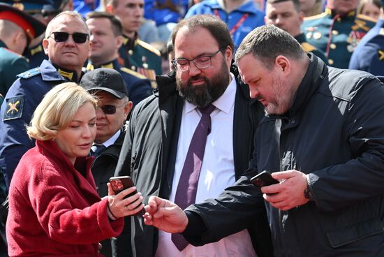 Министр культуры РФ Ольга Любимова, министр цифрового развития, связи и массовых коммуникаций РФ Максут Шадаев и министр труда и социальной защиты РФ Антон Котяков ;слева направо) на Красной площади в Москве на военном параде, посвященном 80-летию Победы. 9 мая Россия отмечает 80-летие Победы в Великой Отечественной войне 1941-1945 годов. Место: Россия, Москва. Автор: Илья Питалев/РИА Новости. Официальные лица на военном параде в честь 80-летия Победы