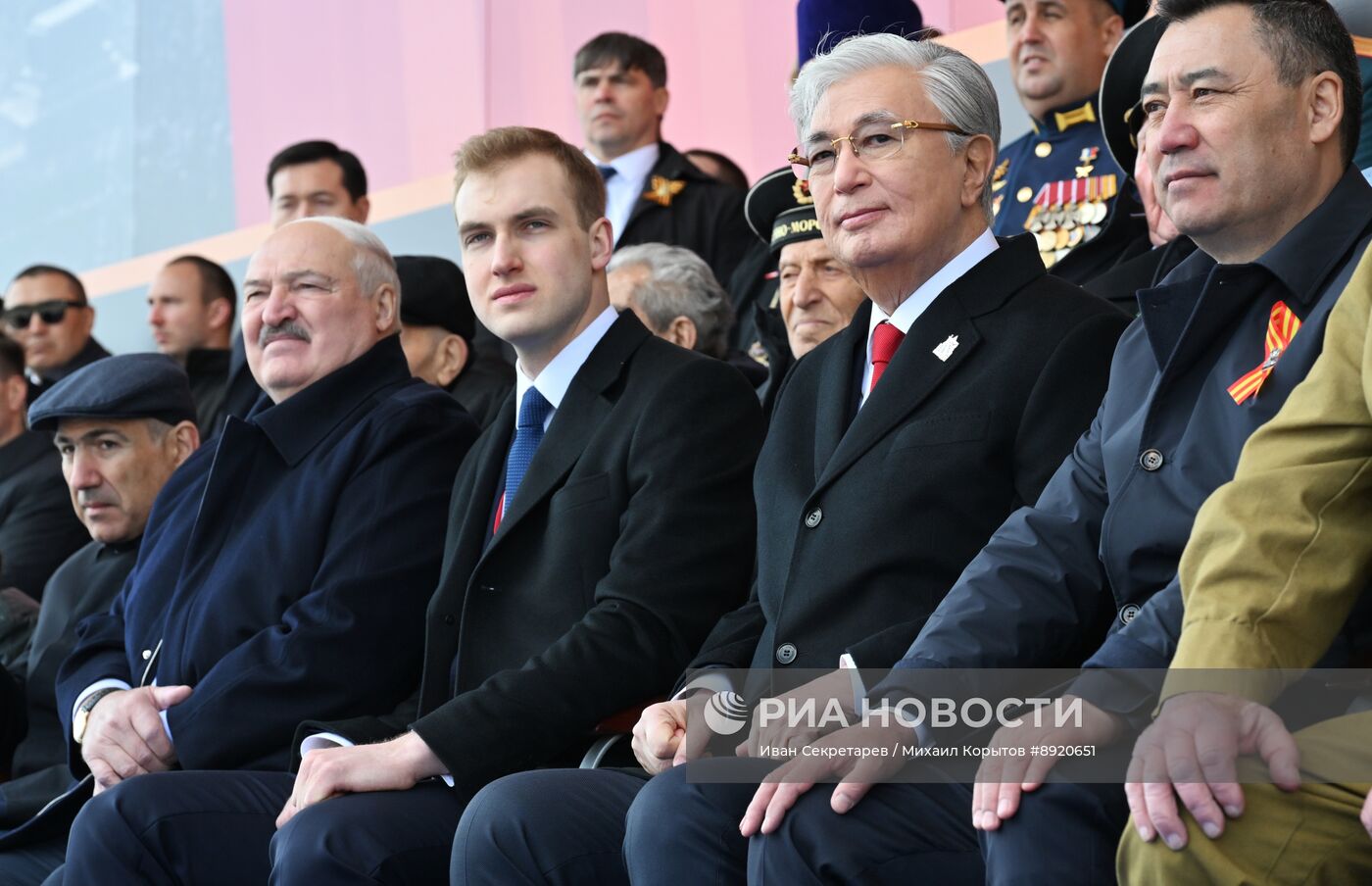 Президент РФ В. Путин и иностранные лидеры на военном параде в честь 80-летия Победы