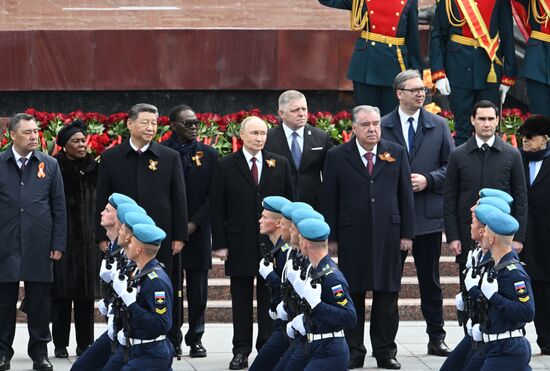 Церемония возложения цветов к Могиле Неизвестного солдата