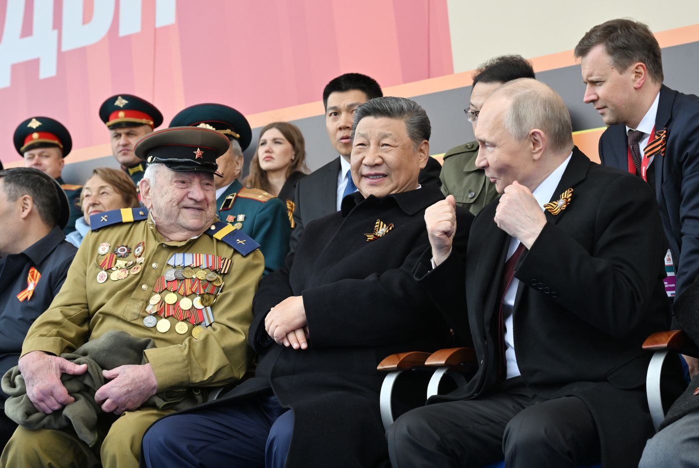 Президент РФ В. Путин и иностранные лидеры на военном параде в честь 80-летия Победы 