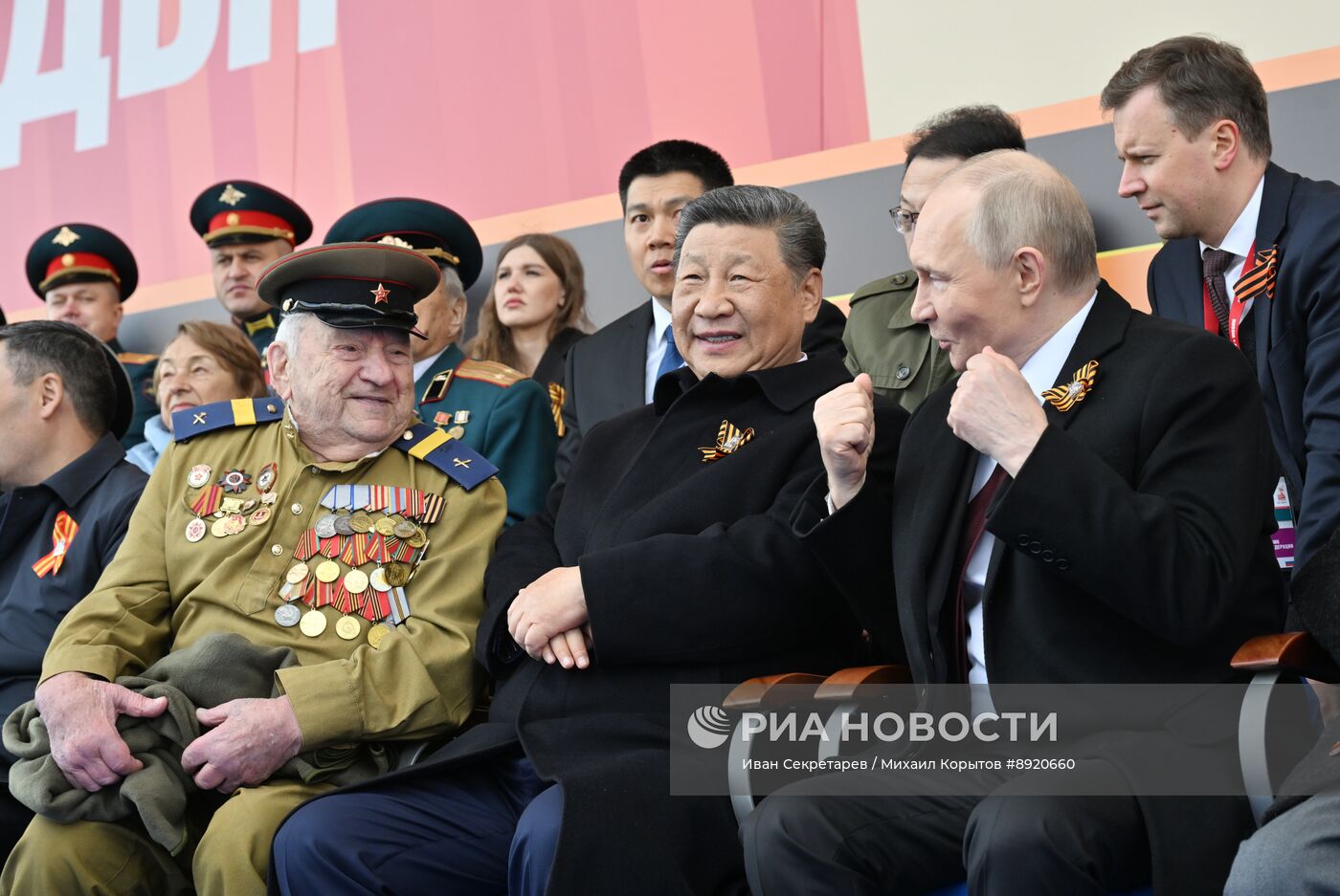 Президент РФ В. Путин и иностранные лидеры на военном параде в честь 80-летия Победы 