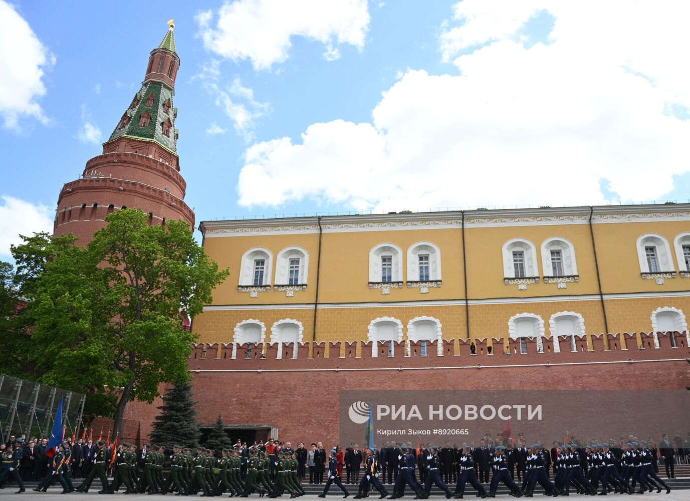 Церемония возложения цветов к Могиле Неизвестного солдата