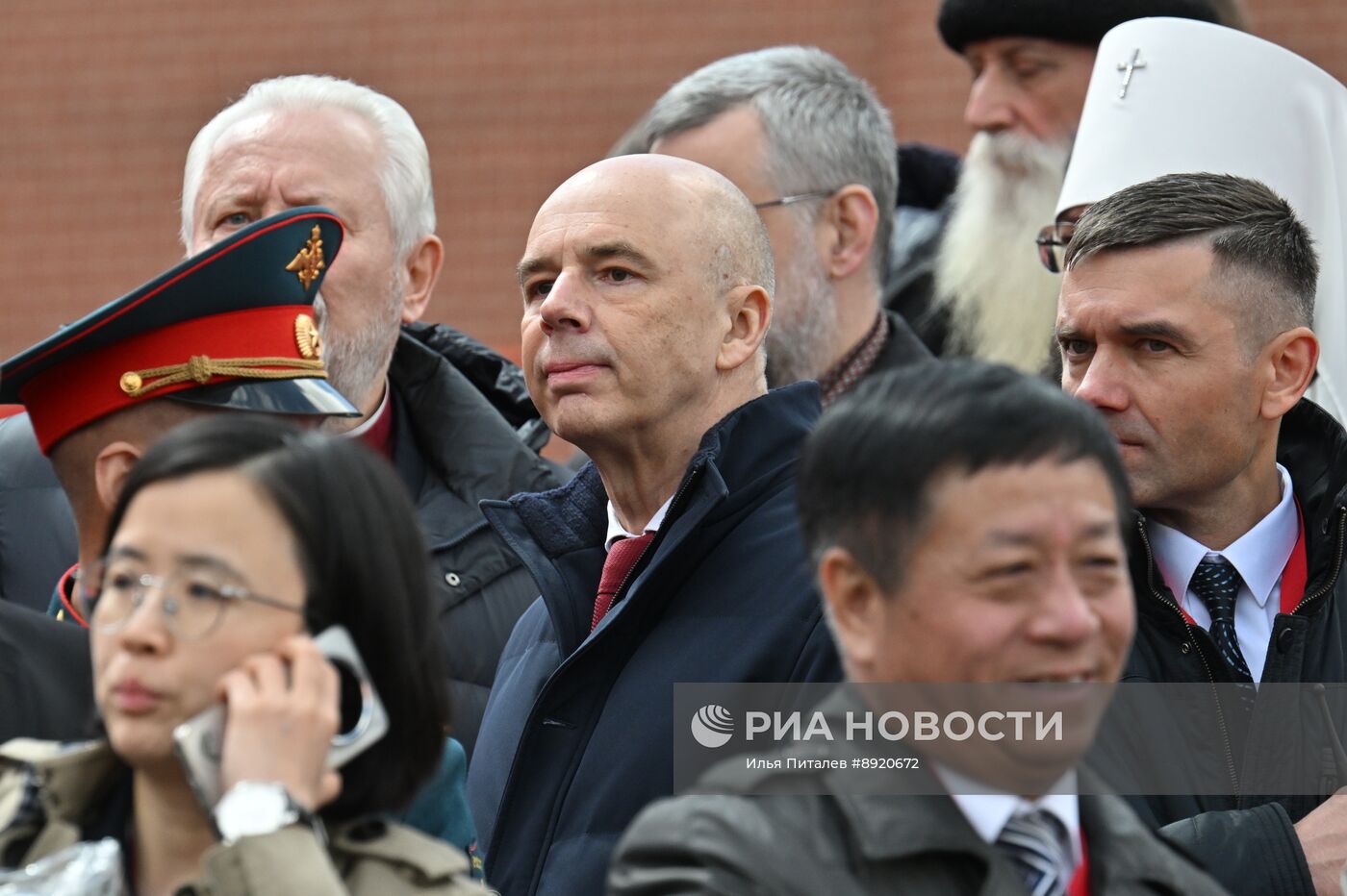 Официальные лица на военном параде в честь 80-летия Победы