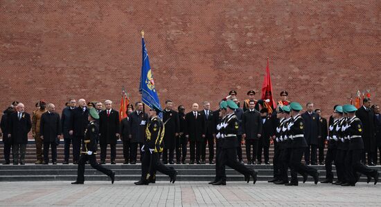 Церемония возложения цветов к Могиле Неизвестного солдата