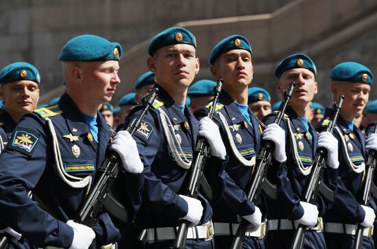 Парадный расчет курсантов Военно-воздушной инженерной академии имени профессора Н. Е. Жуковского и Ю. А. Гагарина на Красной площади в Москве на военном параде, посвященном 80-летию Победы в Великой Отечественной войне. Место: Россия, Москва. Автор: Анатолий Медведь/РИА Новости. Москва. Военный парад, посвященный 80-летию Победы в Великой Отечественной войне