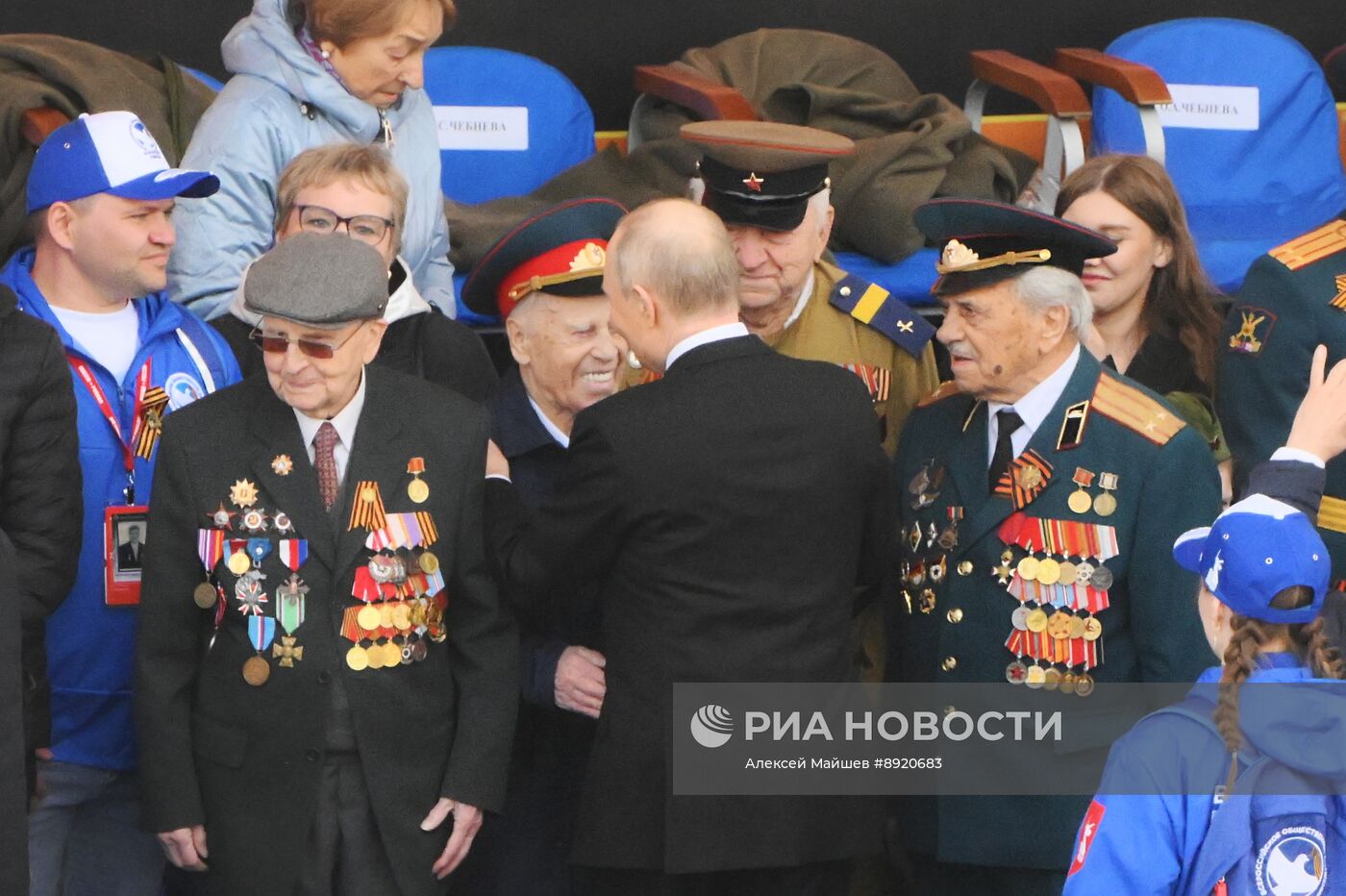 Президент РФ В. Путин и иностранные лидеры на военном параде в честь 80-летия Победы