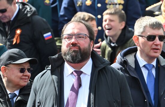 Министр цифрового развития, связи и массовых коммуникаций РФ Максут Шадаев на Красной площади в Москве на военном параде, посвященном 80-летию Победы. 9 мая Россия отмечает 80-летие Победы в Великой Отечественной войне 1941-1945 годов. Место: Россия, Москва. Автор: Илья Питалев/РИА Новости. Официальные лица на военном параде в честь 80-летия Победы