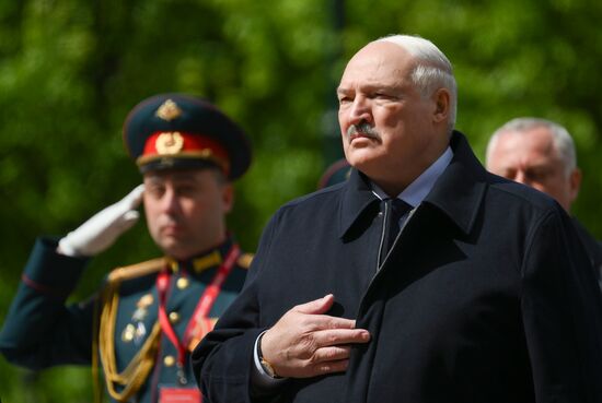 Церемония возложения цветов к Могиле Неизвестного солдата