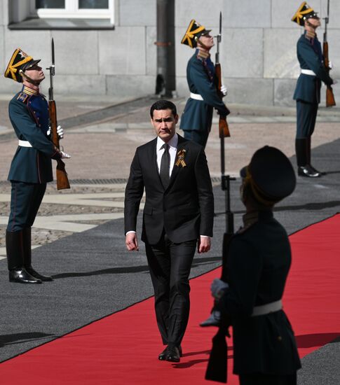 Президент Туркменистана Сердар Бердымухамедов прибыл в Кремль на встречу с президентом РФ Владимиром Путиным перед военным парадом, посвященном 80-летию Победы. 9 мая Россия отмечает 80-летие Победы в Великой Отечественной войне 1941-1945 годов. Место: Россия, Москва. Автор: Алексей Даничев/РИА Новости. Встреча президента РФ В. Путина и иностранных лидеров