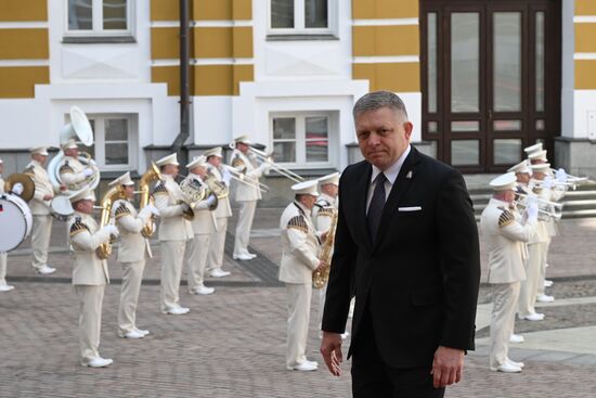 Премьер-министр Словакии Роберт Фицо прибыл в Кремль на встречу с президентом РФ Владимиром Путиным перед военным парадом, посвященном 80-летию Победы. 9 мая Россия отмечает 80-летие Победы в Великой Отечественной войне 1941-1945 годов. Место: Россия, Москва. Автор: Алексей Даничев/РИА Новости. Встреча президента РФ В. Путина и иностранных лидеров