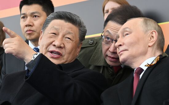 Президент РФ В. Путин и иностранные лидеры на военном параде в честь 80-летия Победы 
