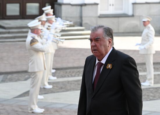 Президент Таджикистана Эмомали Рахмон прибыл в Кремль на встречу с президентом РФ Владимиром Путиным перед военным парадом, посвященном 80-летию Победы. 9 мая Россия отмечает 80-летие Победы в Великой Отечественной войне 1941-1945 годов. Место: Россия, Москва. Автор: Алексей Даничев/РИА Новости. Встреча президента РФ В. Путина и иностранных лидеров