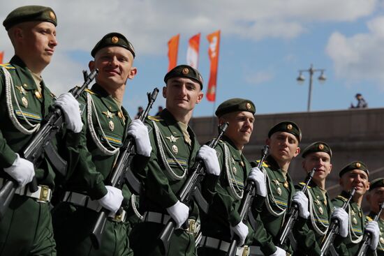 Парадный расчет курсантов Военно-космической академии имени А. Ф. Можайского на Красной площади в Москве на военном параде, посвященном 80-летию Победы в Великой Отечественной войне. Место: Россия, Москва. Автор: Анатолий Медведь/РИА Новости. Москва. Военный парад, посвященный 80-летию Победы в Великой Отечественной войне