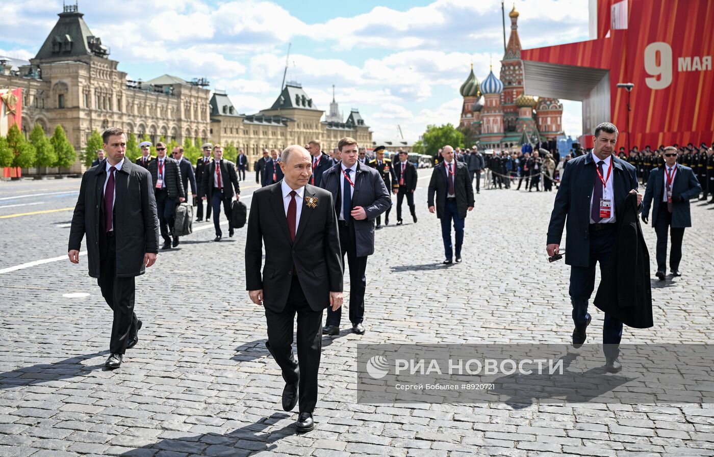 Президент РФ В. Путин и иностранные лидеры на военном параде в честь 80-летия Победы