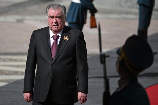 Президент Таджикистана Эмомали Рахмон прибыл в Кремль на встречу с президентом РФ Владимиром Путиным перед военным парадом, посвященном 80-летию Победы. 9 мая Россия отмечает 80-летие Победы в Великой Отечественной войне 1941-1945 годов. Место: Россия, Москва. Автор: Алексей Даничев/РИА Новости. Встреча президента РФ В. Путина и иностранных лидеров