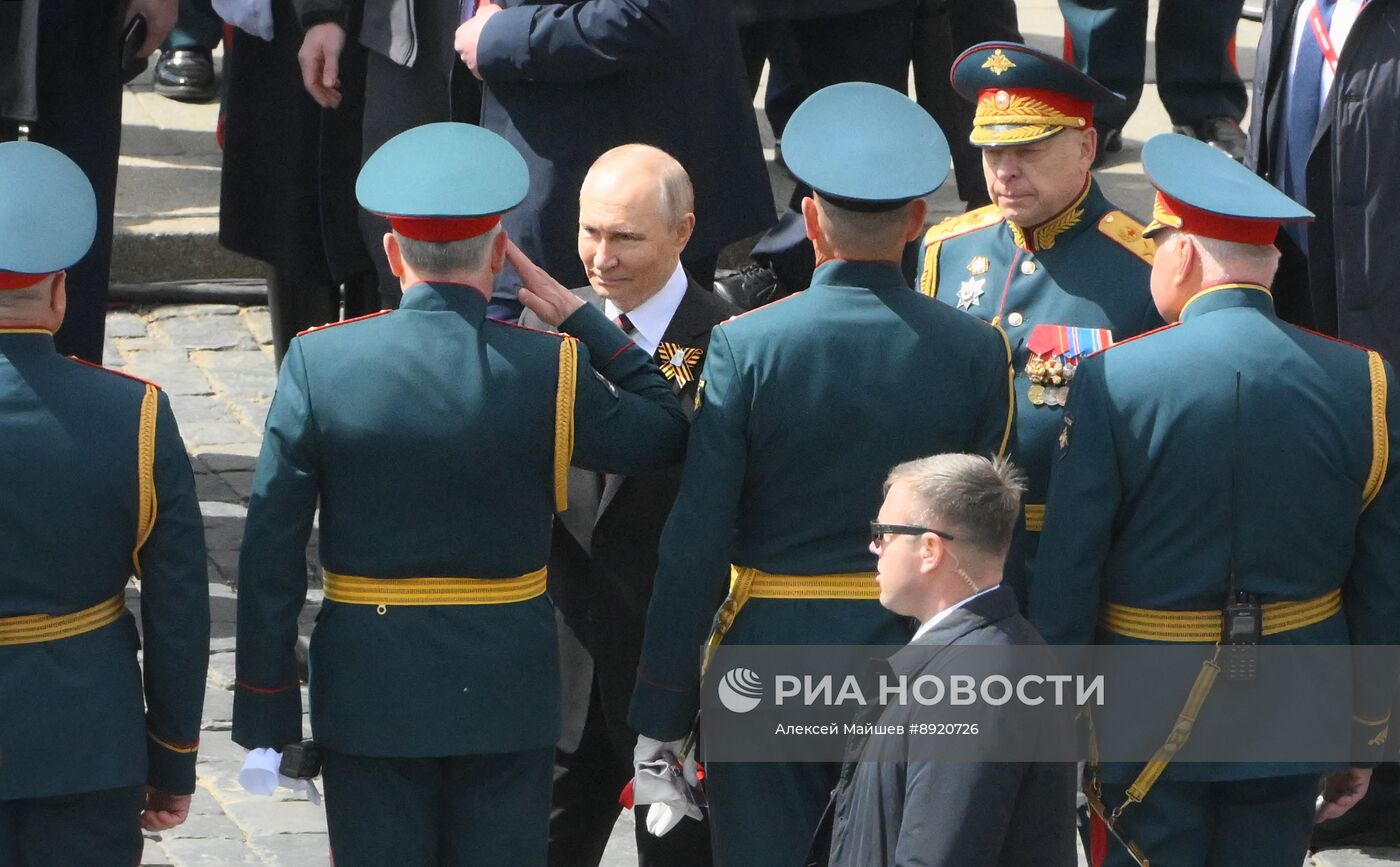 Президент РФ В. Путин и иностранные лидеры на военном параде в честь 80-летия Победы