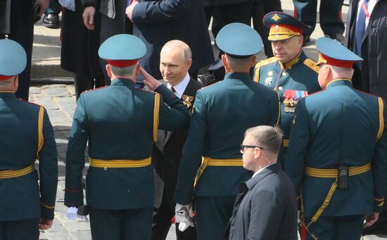 Президент РФ В. Путин и иностранные лидеры на военном параде в честь 80-летия Победы