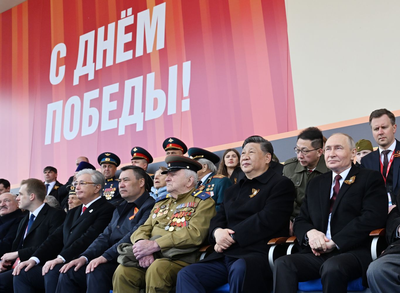 Президент РФ В. Путин и иностранные лидеры на военном параде в честь 80-летия Победы 
