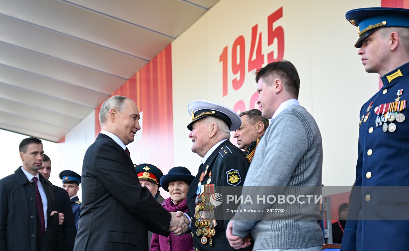 Президент РФ В. Путин и иностранные лидеры на военном параде в честь 80-летия Победы