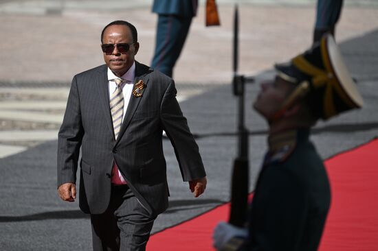 Президент Эфиопии Тайе Ацке-Селассие прибыл в Кремль на встречу с президентом РФ Владимиром Путиным перед военным парадом, посвященном 80-летию Победы. 9 мая Россия отмечает 80-летие Победы в Великой Отечественной войне 1941-1945 годов. Место: Россия, Москва. Автор: Алексей Даничев/РИА Новости. Встреча президента РФ В. Путина и иностранных лидеров