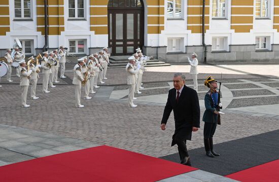 Президент Узбекистана Шавкат Мирзиёев прибыл в Кремль на встречу с президентом РФ Владимиром Путиным перед военным парадом, посвященном 80-летию Победы. 9 мая Россия отмечает 80-летие Победы в Великой Отечественной войне 1941-1945 годов. Место: Россия, Москва. Автор: Алексей Даничев/РИА Новости. Встреча президента РФ В. Путина и иностранных лидеров