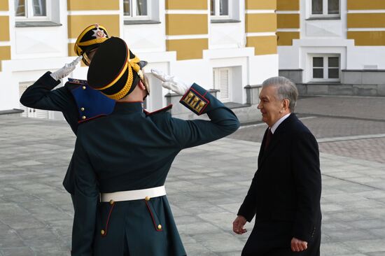 Президент Узбекистана Шавкат Мирзиёев прибыл в Кремль на встречу с президентом РФ Владимиром Путиным перед военным парадом, посвященном 80-летию Победы. 9 мая Россия отмечает 80-летие Победы в Великой Отечественной войне 1941-1945 годов. Место: Россия, Москва. Автор: Алексей Даничев/РИА Новости. Встреча президента РФ В. Путина и иностранных лидеров