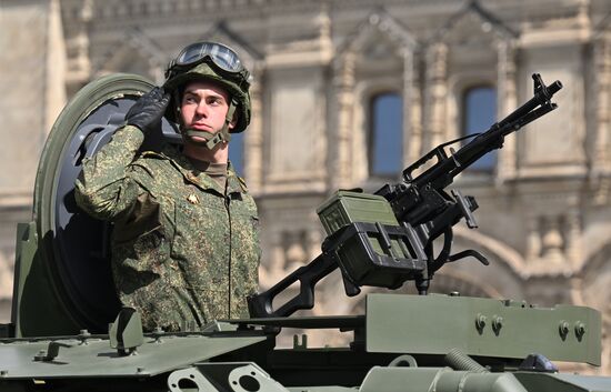 Военнослужащий на Красной площади в Москве на военном параде, посвященном 80-летию Победы в Великой Отечественной войне. Место: Россия, Москва. Автор: Илья Питалев/РИА Новости. Москва. Военный парад, посвященный 80-летию Победы в Великой Отечественной войне
