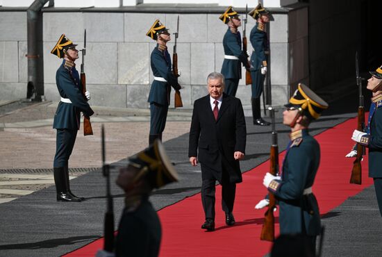 Президент Узбекистана Шавкат Мирзиёев прибыл в Кремль на встречу с президентом РФ Владимиром Путиным перед военным парадом, посвященном 80-летию Победы. 9 мая Россия отмечает 80-летие Победы в Великой Отечественной войне 1941-1945 годов. Место: Россия, Москва. Автор: Алексей Даничев/РИА Новости. Встреча президента РФ В. Путина и иностранных лидеров