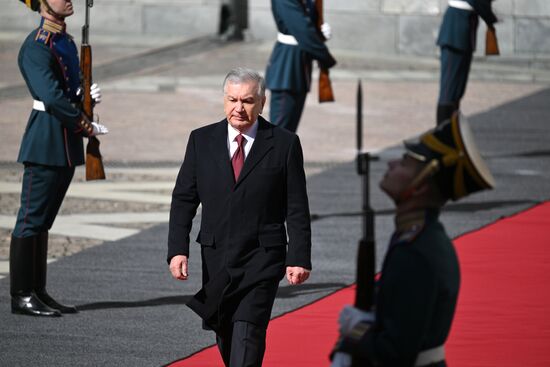 Президент Узбекистана Шавкат Мирзиёев прибыл в Кремль на встречу с президентом РФ Владимиром Путиным перед военным парадом, посвященном 80-летию Победы. 9 мая Россия отмечает 80-летие Победы в Великой Отечественной войне 1941-1945 годов. Место: Россия, Москва. Автор: Алексей Даничев/РИА Новости. Встреча президента РФ В. Путина и иностранных лидеров