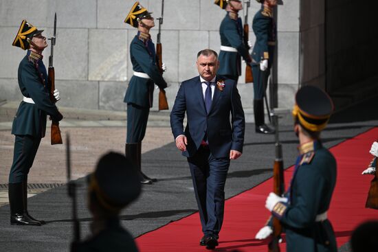 Президент Южной Осетии Алан Гаглоев прибыл в Кремль на встречу с президентом РФ Владимиром Путиным перед военным парадом, посвященном 80-летию Победы. 9 мая Россия отмечает 80-летие Победы в Великой Отечественной войне 1941-1945 годов. Место: Россия, Москва. Автор: Алексей Даничев/РИА Новости. Встреча президента РФ В. Путина и иностранных лидеров