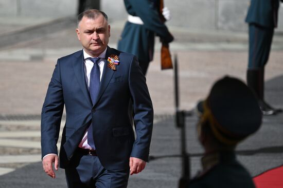 Президент Южной Осетии Алан Гаглоев прибыл в Кремль на встречу с президентом РФ Владимиром Путиным перед военным парадом, посвященном 80-летию Победы. 9 мая Россия отмечает 80-летие Победы в Великой Отечественной войне 1941-1945 годов. Место: Россия, Москва. Автор: Алексей Даничев/РИА Новости. Встреча президента РФ В. Путина и иностранных лидеров