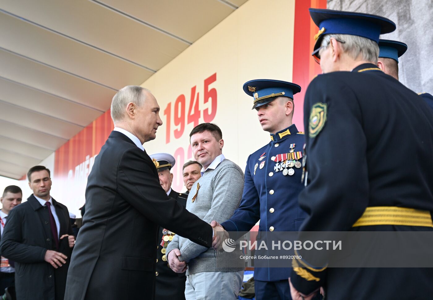 Президент РФ В. Путин и иностранные лидеры на военном параде в честь 80-летия Победы