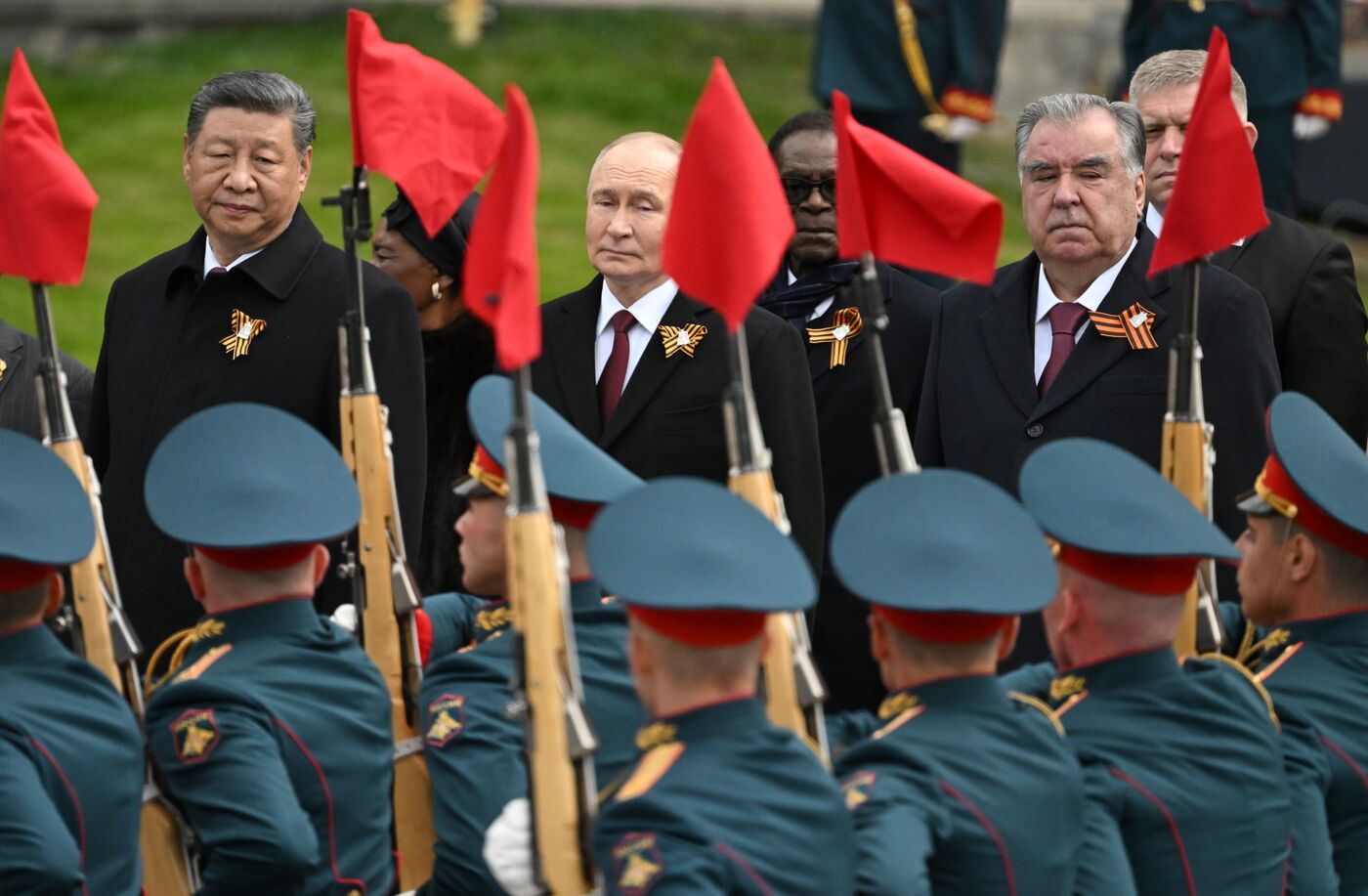 Церемония возложения цветов к Могиле Неизвестного солдата