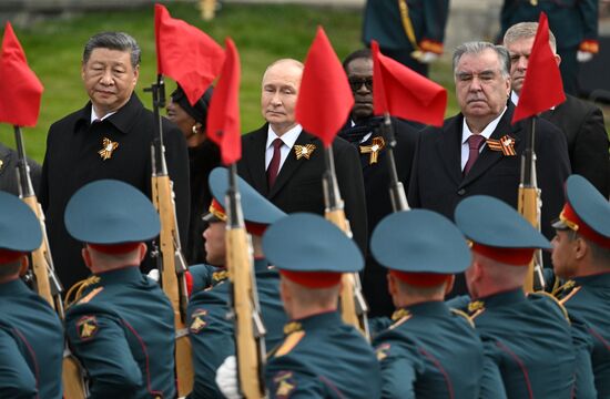 Церемония возложения цветов к Могиле Неизвестного солдата