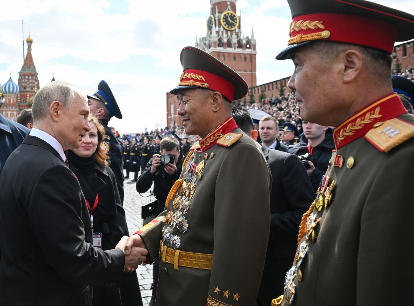 Президент РФ В. Путин и иностранные лидеры на военном параде в честь 80-летия Победы
