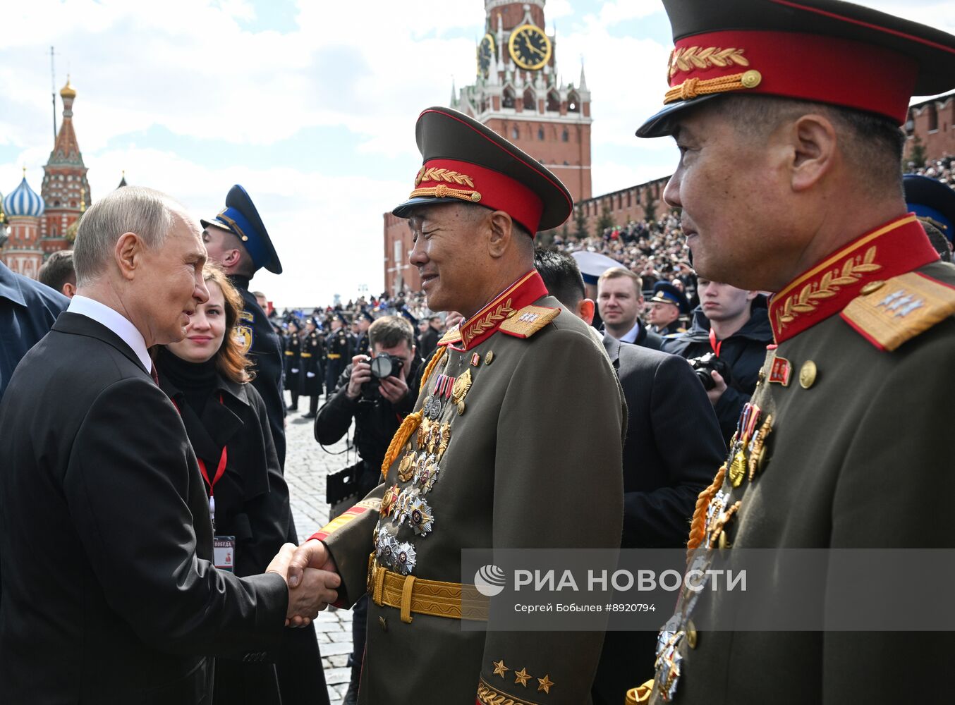 Президент РФ В. Путин и иностранные лидеры на военном параде в честь 80-летия Победы