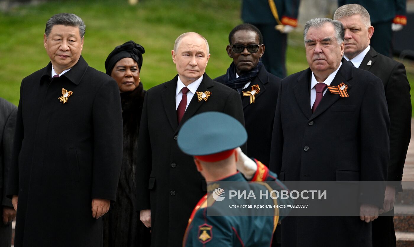 Церемония возложения цветов к Могиле Неизвестного солдата