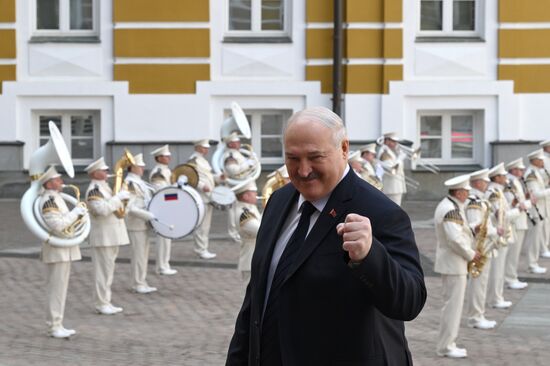 Президент Белоруссии Александр Лукашенко прибыл в Кремль на встречу с президентом РФ Владимиром Путиным перед военным парадом, посвященном 80-летию Победы. 9 мая Россия отмечает 80-летие Победы в Великой Отечественной войне 1941-1945 годов. Место: Россия, Москва. Автор: Алексей Даничев/РИА Новости. Встреча президента РФ В. Путина и иностранных лидеров