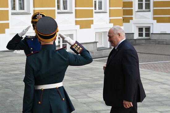 Президент Белоруссии Александр Лукашенко прибыл в Кремль на встречу с президентом РФ Владимиром Путиным перед военным парадом, посвященном 80-летию Победы. 9 мая Россия отмечает 80-летие Победы в Великой Отечественной войне 1941-1945 годов. Место: Россия, Москва. Автор: Алексей Даничев/РИА Новости. Встреча президента РФ В. Путина и иностранных лидеров