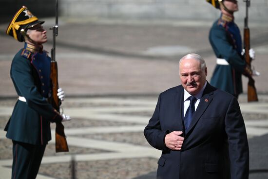 Президент Белоруссии Александр Лукашенко прибыл в Кремль на встречу с президентом РФ Владимиром Путиным перед военным парадом, посвященном 80-летию Победы. 9 мая Россия отмечает 80-летие Победы в Великой Отечественной войне 1941-1945 годов. Место: Россия, Москва. Автор: Алексей Даничев/РИА Новости. Встреча президента РФ В. Путина и иностранных лидеров