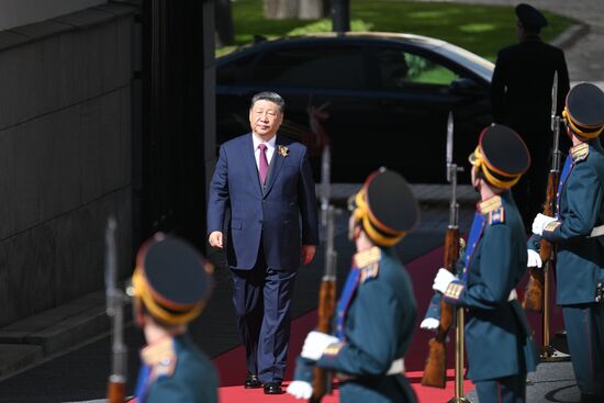 Председатель КНР Си Цзиньпин прибыл в Кремль на встречу с президентом РФ Владимиром Путиным перед военным парадом, посвященном 80-летию Победы. 9 мая Россия отмечает 80-летие Победы в Великой Отечественной войне 1941-1945 годов. Место: Россия, Москва. Автор: Алексей Даничев/РИА Новости. Встреча президента РФ В. Путина и иностранных лидеров