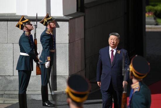 Председатель КНР Си Цзиньпин прибыл в Кремль на встречу с президентом РФ Владимиром Путиным перед военным парадом, посвященном 80-летию Победы. 9 мая Россия отмечает 80-летие Победы в Великой Отечественной войне 1941-1945 годов. Место: Россия, Москва. Автор: Алексей Даничев/РИА Новости. Встреча президента РФ В. Путина и иностранных лидеров